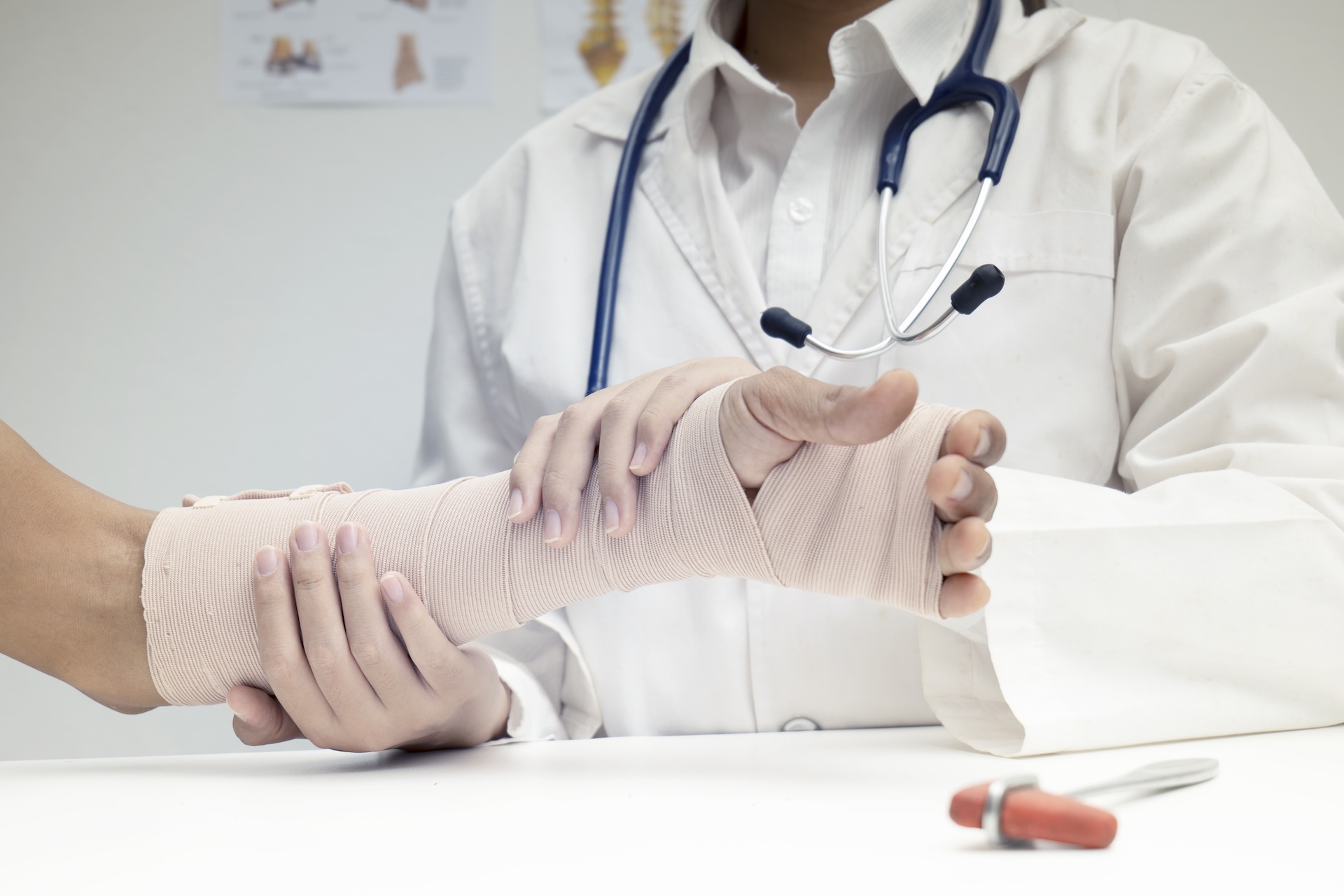 Image for Study sheds light on managing pain in wrist fracture surgery story